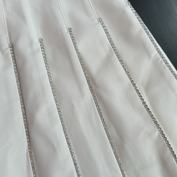 AREA Crystal trimmed Pleated Mini skirt in ivory - Picture 5 of 10